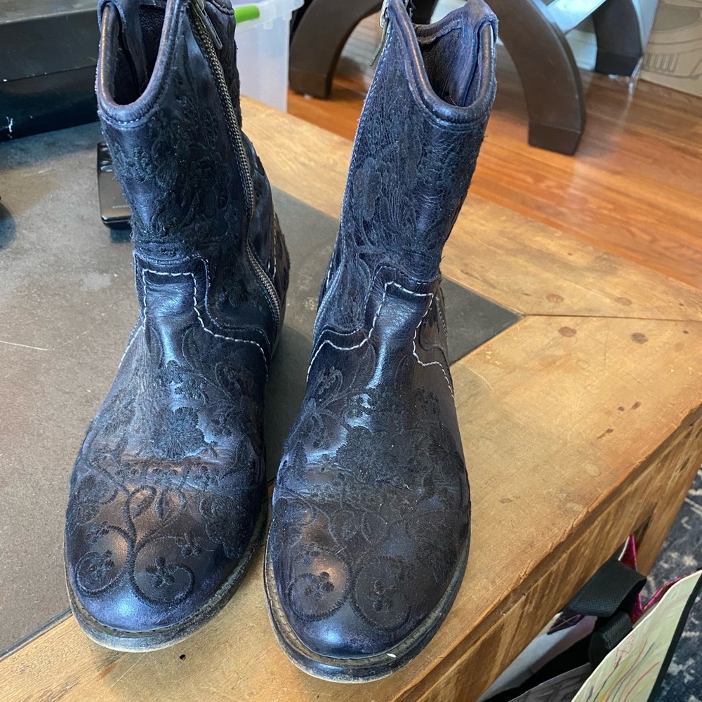 Taos Embroidery black boots size 8.5